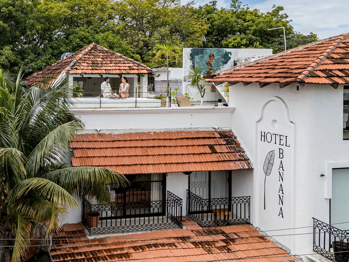 Fachada del Hotel Banana Boutique en la Quinta Avenida